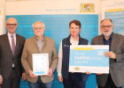 Regierungspräsident Walter Jonas (links) überreicht die Urkunde an die BERR eG, Bürger Energie Region Regensburg eG, vertreten durch Vorstandsvorsitzenden Joachim Scherrer (2.v.l.), stellv. Vorstandsvorsitzenden Walter Nowotny (1.v.r.) und Geschäftsführer Johannes Graf (2.v.r.)