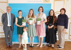 Regierungsvizepräsidentin Christiane Zürn (2.v.r.), Leiter des Sachgebiets Bildung in der Land- und Hauswirtschaft an der Regierung der Oberpfalz, Reiner Luber (1.v.l.) mit den drei besten Absolventinnen nach §45.2:  Sybille Peter (Mitte), Lena Matzke (Mitte) und Julia Höning (Links) mit Ehrengästen