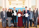 Regierungspräsident Walter Jonas (1.v.r.) mit den drei besten Absolventen Schübel Daniel (5.v.l), Ingrid Janner (Mitte), Lukas Härtl (3.v.r.), dem Prüfungsausschussvorsitzenden Stefan Graf (4.v.r.) und Ehrengästen