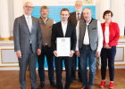Regierungspräsident Walter Jonas (1.v.l.) mit dem Absolventen Johannes Bauer aus Freudenberg (Landkreis Amberg-Sulzbach) (3.v.l.), dem Prüfungsausschussvorsitzenden Stefan Graf (2.v.r.) und Ehrengästen