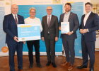 Regierungspräsident Walter Jonas (Mitte) überreichte die Urkunde an die KERL eG, Kommunale Energie Regensburger Land eG, vertreten durch Vorstand Christian Kiendl, 1. Bürgermeister Mark Schierling (1.v.l.), Aufsichtsratsvorsitzenden Karl Söllner, 1. Bürgermeister Gemeinde Brunn (2.v.l.), Maximilian Köckritz, Geschäftsführer KERL eG (2.v.r.) und Béla Szabó, Geschäftsführer KERL Projekt GmbH (1.v.r.) 