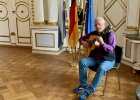 Ein Musiker begleitet die Feierstunde zur Lebensretter-Ehrung in der Regierung der Oberpfalz mit Gitarrenspiel.
