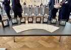 Im Spiegelsaal der Regierung der Oberpfalz sind die Steckkreuze für besondere Verdienste um das Feuerwehrwesen sowie die Verleihungsurkunden vorbereitet.