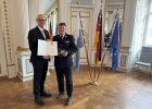 Regierungspräsident Walter Jonas verleiht Stadtbrandinspektor Bernhard Heilmeier (Stadt Regensburg) das Steckkreuz für besondere Verdienste um das Feuerwehrwesen.