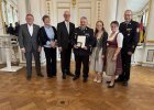 Regierungspräsident Walter Jonas mit Kreisbrandmeister Christian Stöckel (Landkreis Regensburg) und Ehrengästen.