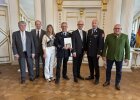 Regierungspräsident Walter Jonas mit Oberbrandmeister Hermann Schreyer (Landkreis Schwandorf) und Ehrengästen.