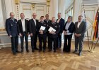 Regierungspräsident Walter Jonas mit den Geehrten aus Stadt und Landkreis Regensburg sowie Ehrengästen.