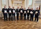 Die acht Geehrten gemeinsam mit Regierungspräsident Walter Jonas nach der Verleihung der Steckkreuze für besondere Verdienste um das Feuerwehrwesen.