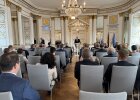 Die Geehrten, Feuerwehrführungskräfte und Gäste verfolgen die Ansprache des Regierungspräsidenten.