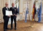 Regierungspräsident Walter Jonas ehrt Ehrenkommandant Franz Bauernfeind (Mitterteich, Landkreis Tirschenreuth) mit dem Steckkreuz für besondere Verdienste um das Feuerwehrwesen.