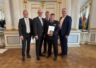 Regierungspräsident Walter Jonas mit Stadtbrandinspektor Bernhard Heilmeier (Stadt Regensburg) und Ehrengästen.