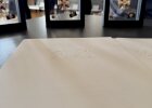 Im Spiegelsaal der Regierung der Oberpfalz sind die Steckkreuze für besondere Verdienste um das Feuerwehrwesen sowie die Verleihungsurkunden vorbereitet.