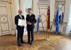 Regierungspräsident Walter Jonas überreicht Kreisbrandinspektor Armin Daubenmerkl (Landkreis Amberg-Sulzbach) das Steckkreuz für besondere Verdienste um das Feuerwehrwesen.
