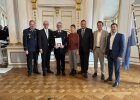 Regierungspräsident Walter Jonas mit Kreisbrandinspektor Marco Greil (Landkreis Cham) und Ehrengästen.