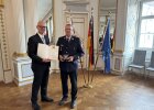 Regierungspräsident Walter Jonas überreicht Kreisbrandinspektor Joachim Klein (Landkreis Neumarkt i.d.OPf.) das Steckkreuz für besondere Verdienste um das Feuerwehrwesen.