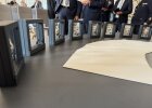 Im Spiegelsaal der Regierung der Oberpfalz sind die Steckkreuze für besondere Verdienste um das Feuerwehrwesen sowie die Verleihungsurkunden vorbereitet.