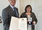 Regierungspräsident Walter Jonas überreicht Marianne Schieder die Kommunale
Verdienstmedaille in Silber.
