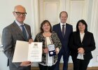 Regierungspräsident Walter Jonas überreicht Marianne Schieder die Kommunale
Verdienstmedaille in Silber. Konrad Kiener (1. Bürgermeister Wernberg-Köblitz) und Birgit Höcherl (stv. Landrätin Schwandorf) gratulieren.
