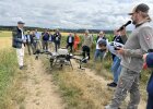 Praktischer Einblick: Teilnehmerinnen und Teilnehmer bei der Vorführung der Drohnensaat in Waldthurn.