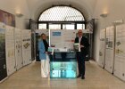 Regierungspräsident Walter Jonas eröffnet mit Claudia Muhr vom Sachgebiet 52 "Wasserwirtschaft" die Ausstellung.