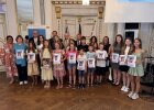 Gruppenfoto der ausgezeichneten Kinder und Jugendlichen aus dem Landkreis Cham im festlichen Sitzungssaal der Regierung der Oberpfalz.