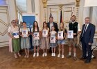 Fünf Schülerinnen der Staatlichen Realschule Vohenstrauß stehen mit Urkunden gemeinsam mit Ehrengästen.