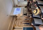 Thomas Unger spricht am Rednerpult im voll besetzten Großen Sitzungssaal der Regierung der Oberpfalz.