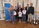 Zwei ausgezeichnete Schülerinnen und Schüler aus dem Landkreis Tirschenreuth stehen mit ihren Urkunden zwischen Lehrkräften und Ehrengästen.