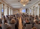 Thomas Unger spricht am Rednerpult im voll besetzten Großen Sitzungssaal der Regierung der Oberpfalz.