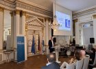 Regensburgs Oberbürgermeister Dr. Thomas Burger spricht am Rednerpult im festlich geschmückten Großen Sitzungssaal.