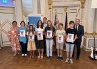 Jugendliche der Staatlichen Realschule Furth im Wald präsentieren ihre Urkunden gemeinsam mit Lehrkräften und Ehrengästen.