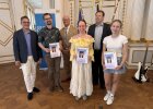 Zwei Schülerinnen und ein Vertreter des Ortenburg-Gymnasiums Oberviechtach halten Urkunden und stehen gemeinsam mit Thomas Unger, Franz Löffler und weiteren Ehrengästen.