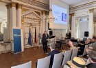 Bezirksheimatpfleger Dr. Tobias Appl spricht vor den Gästen im Großen Sitzungssaal der Regierung der Oberpfalz.