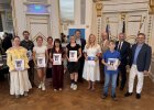 Gruppenfoto der ausgezeichneten Schülerinnen und Schüler aus dem Landkreis Schwandorf mit ihren Urkunden, Lehrkräften und Ehrengästen.