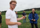 Markus Achatz vom AELF Cham erklärte vor Ort die einzelnen Bestandteile des Bodenkoffers und deren Funktionen.