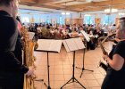 Saxofonisten spielen vor den Gästen der Freisprechungsfeier.