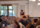 Franziska Kohl spricht am Rednerpult vor den Gästen.