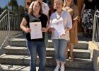 Absolventinnen und Absolventen aus dem Landkreis Cham stehen mit Lehrkräften und Ehrengästen auf einer Treppe.