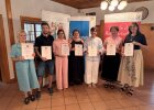 Acht Absolventinnen und Absolventen der Landwirtschaftsschule Regensburg präsentieren ihre Urkunden.