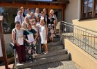 Absolventinnen und Absolventen aus dem Landkreis Neumarkt stehen mit Ehrengästen auf einer Treppe.