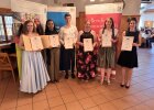 Sechs Absolventinnen und Absolventen der dualen Ausbildung präsentieren ihre Urkunden.