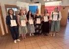 Sechs Absolventinnen und Absolventen der Berufsfachschule Neustadt an der Waldnaab halten ihre Urkunden.