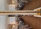 Blick in den Spiegelsaal der Regierung der Oberpfalz während der Preisverleihung zum Kreativwettbewerb der Berufsschulen. Vor dem Publikum tritt eine Musikgruppe auf.