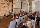 Walter Schütz spricht im Spiegelsaal der Regierung der Oberpfalz vor Schülerinnen, Schülern, Lehrkräften und Gästen des Kreativwettbewerbs der Berufsschulen.