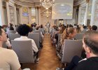 Walter Schütz steht im Spiegelsaal der Regierung der Oberpfalz am Rednerpult und spricht vor Publikum bei der Preisverleihung des Kreativwettbewerbs.