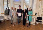 Gruppenfoto des ausgezeichneten Schülers des Beruflichen Schulzentrums Weiden mit Walter Schütz, Caroline Domani und Vertreterinnen der Schule im Spiegelsaal der Regierung der Oberpfalz.