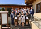 Die besten Absolventinnen und Absolventen aus den Landkreisen Neumarkt i.d. OPf. und Amberg-Sulzbach gemeinsam mit den Ehrengästen.